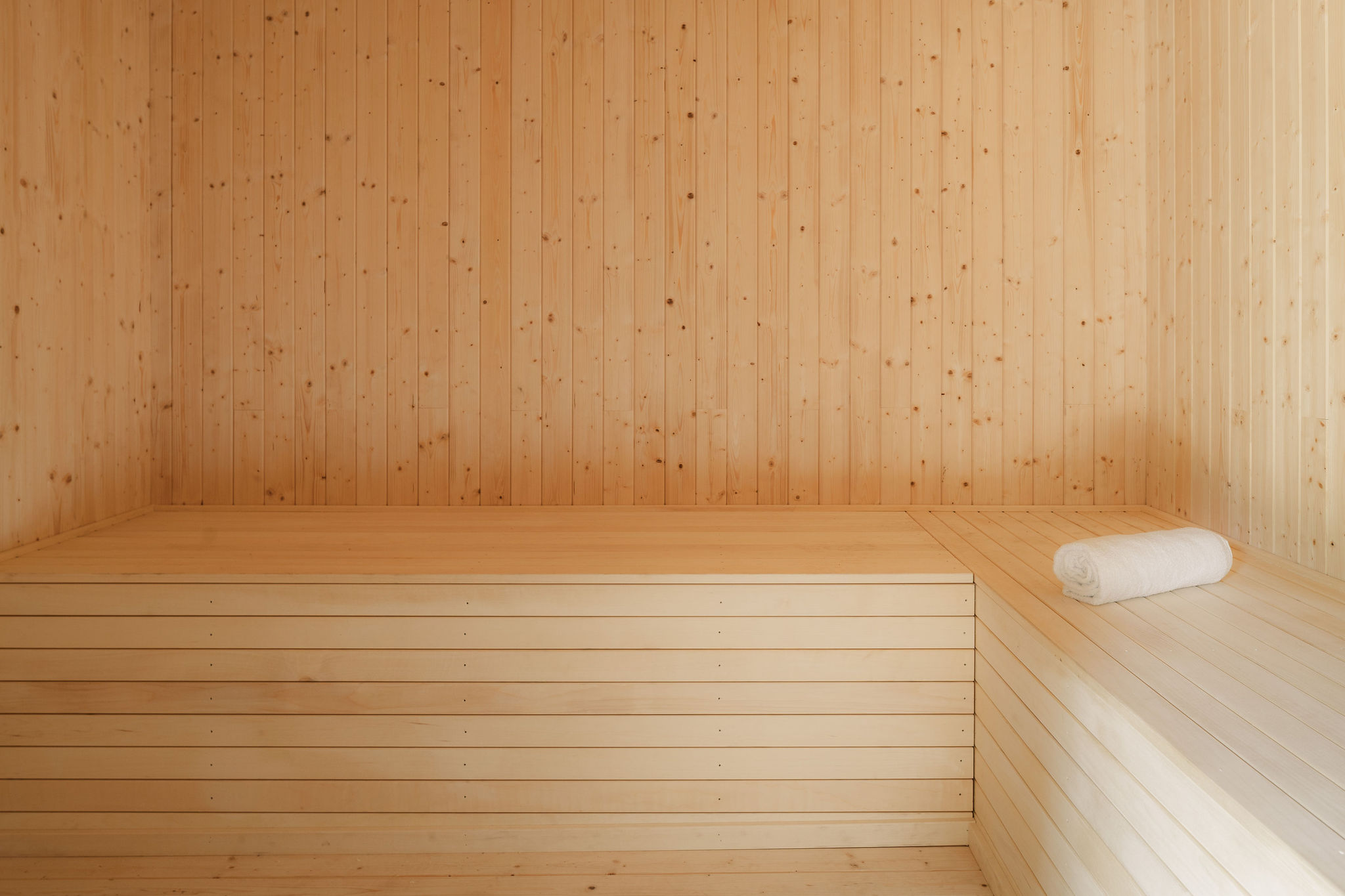 Interieur van het saunahuisje met houten banken