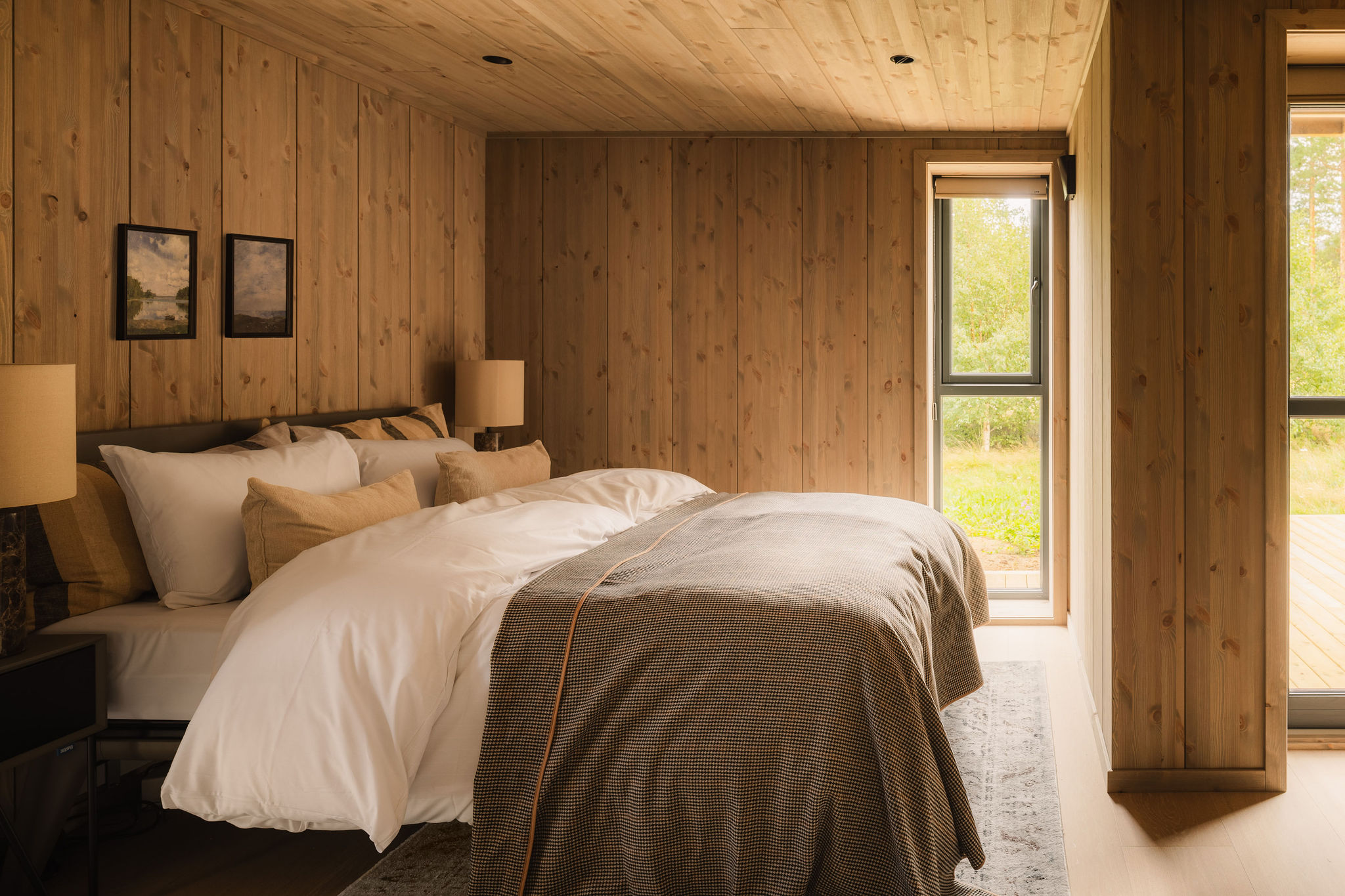 Slaapkamer met tweepersoonsbed en deur naar het terras