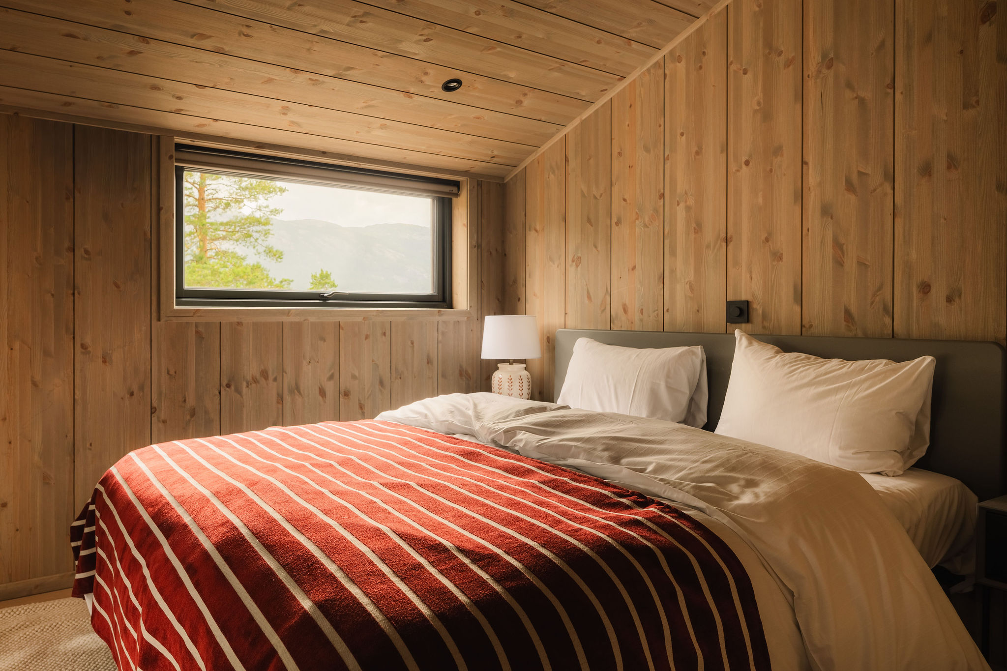 Slaapkamer met bed en uitzicht op de bergen