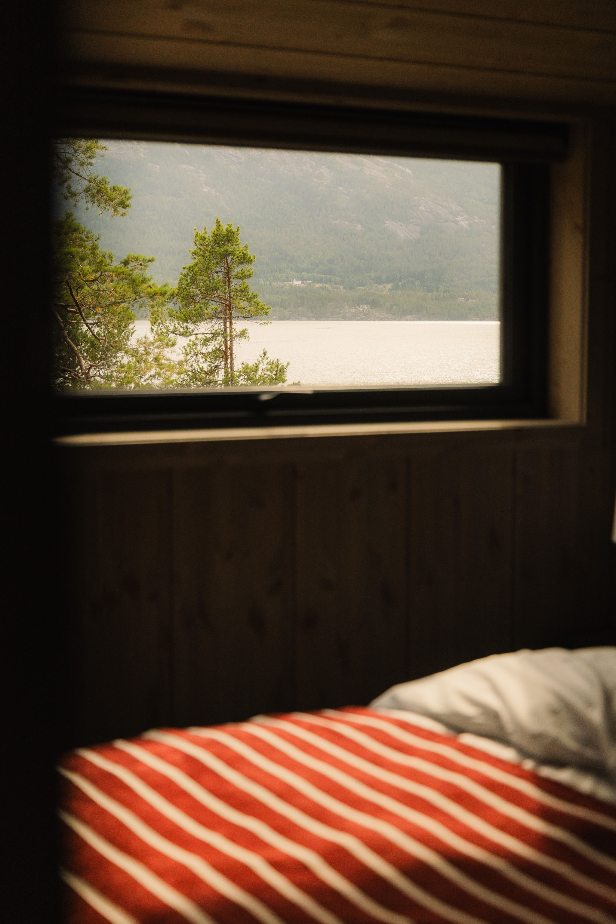 Slaapkamer met uitzicht op het meer vanuit bed