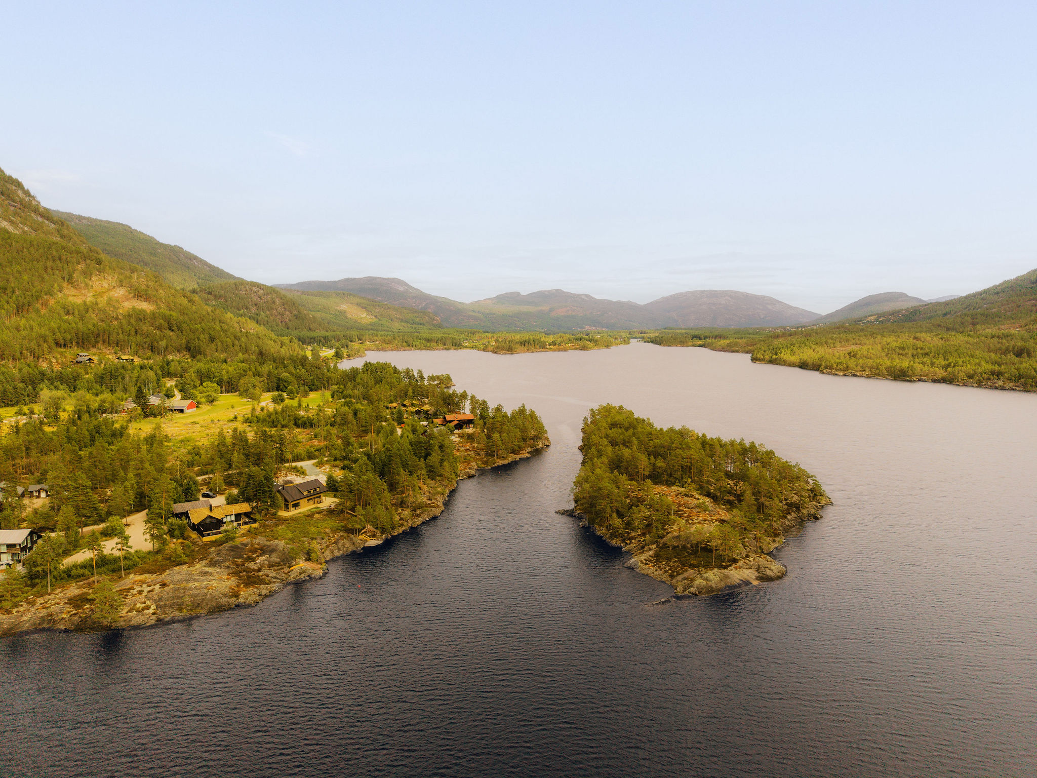 Bebost eiland in het meer met de bergen van Telemark erachter
