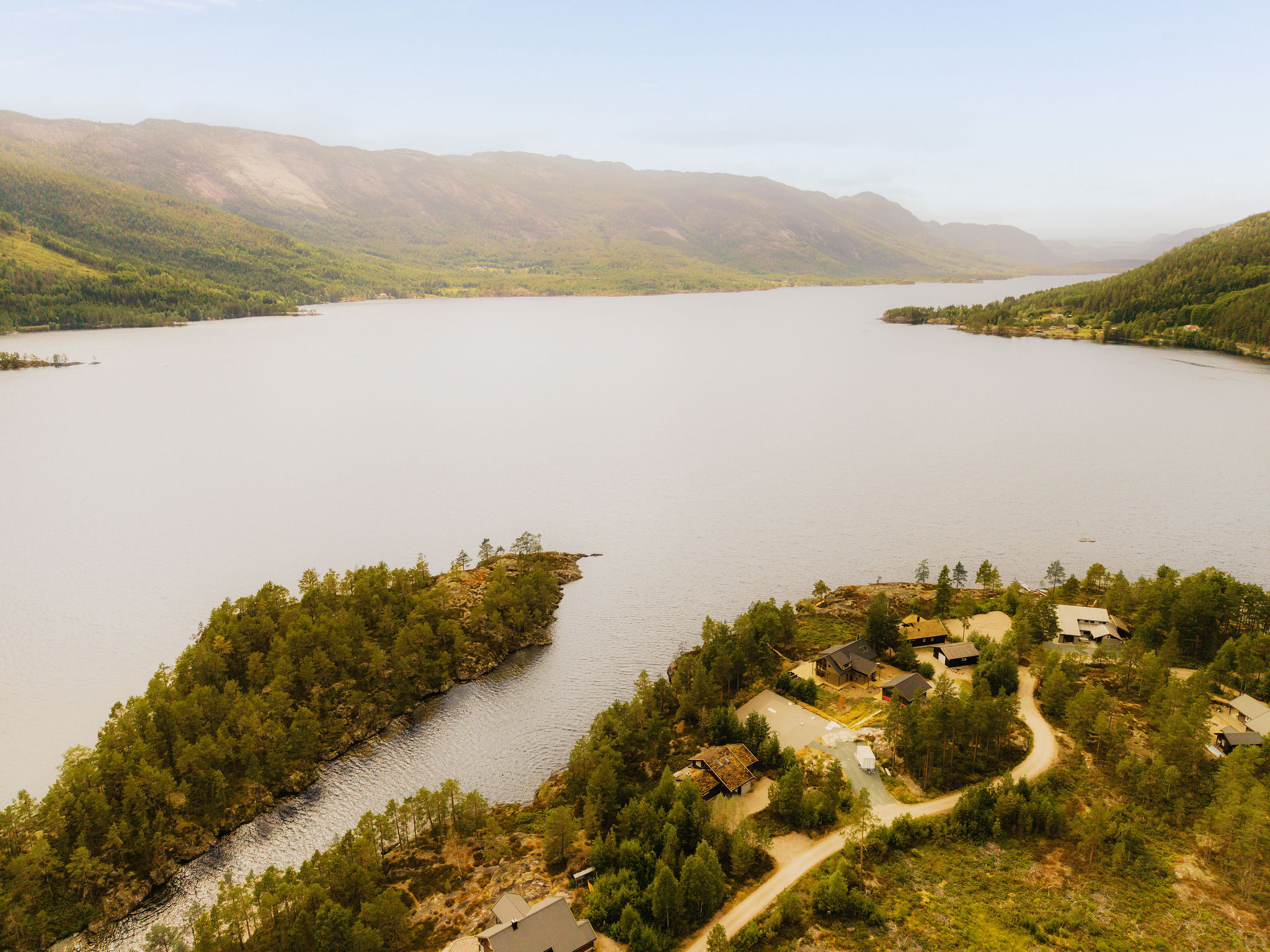 Wijds uitzicht op het meer met de bergen van Telemark