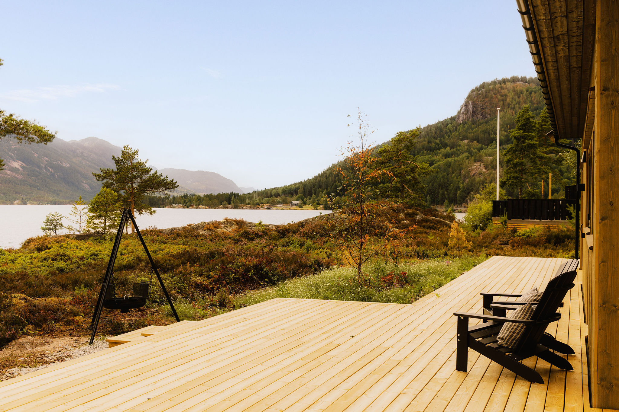 Terras met loungestoelen en uitzicht op het meer en de bergen