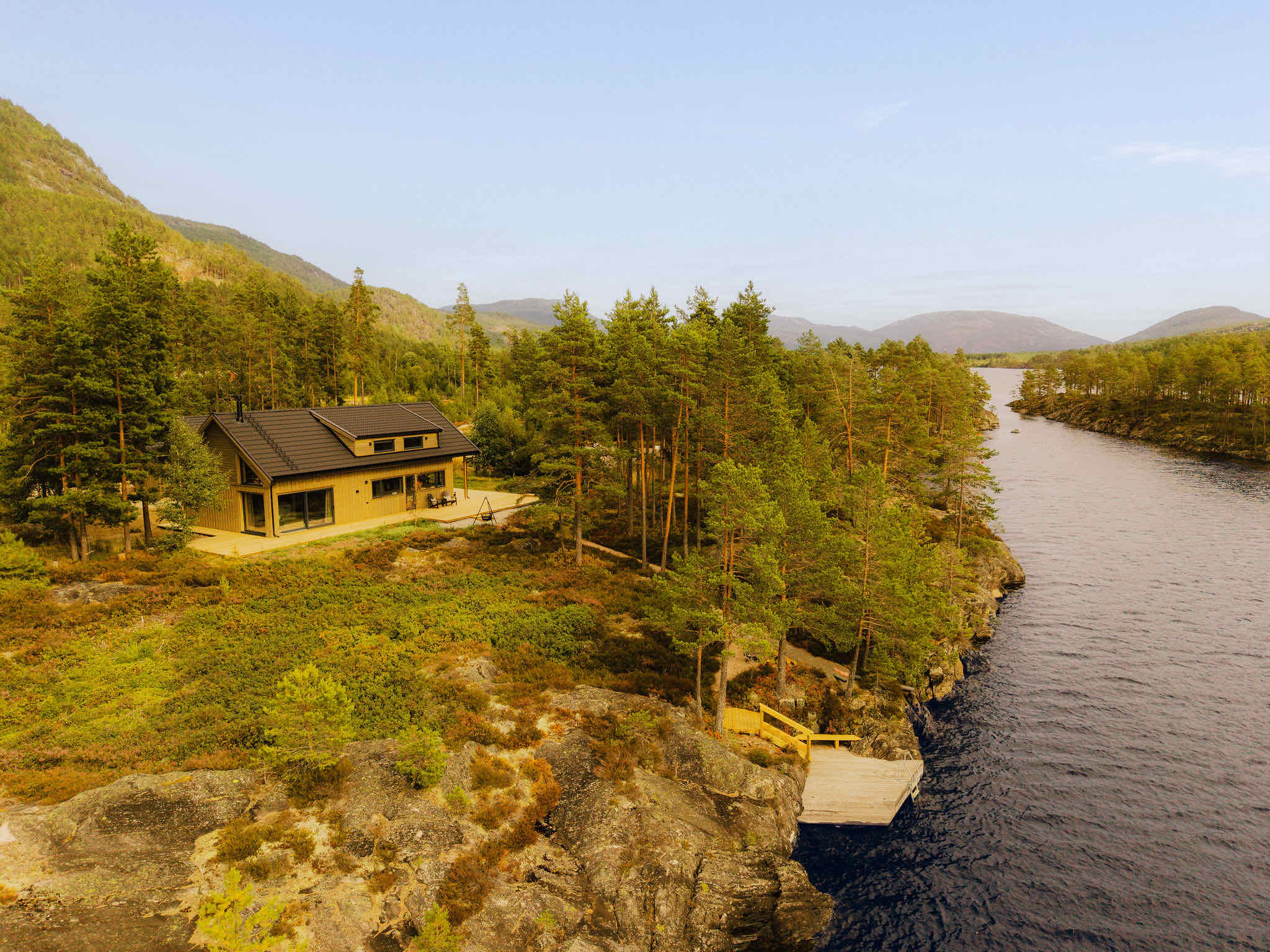 Bosrijke heuvels rondom het meer in Telemark